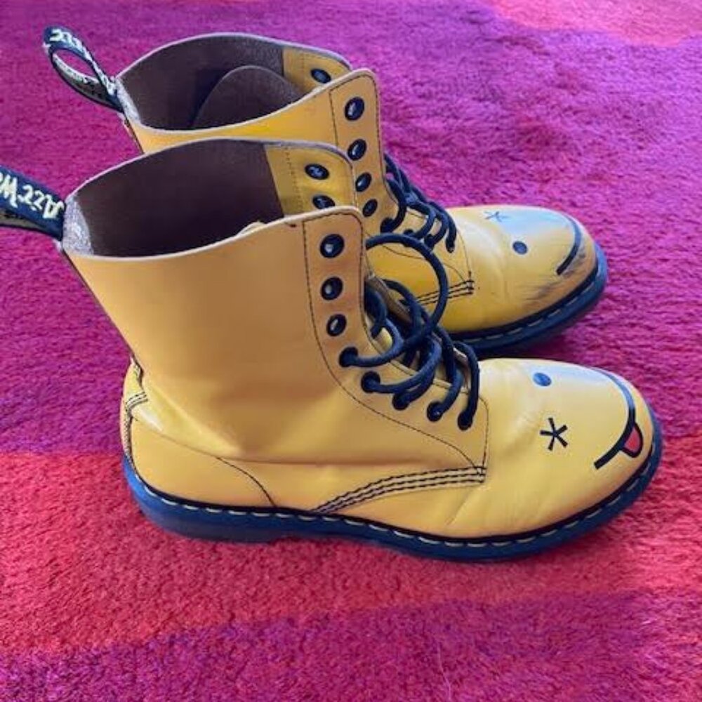RARE Dr. Martens Smiley Hincky Boot - Picture 2 of 6